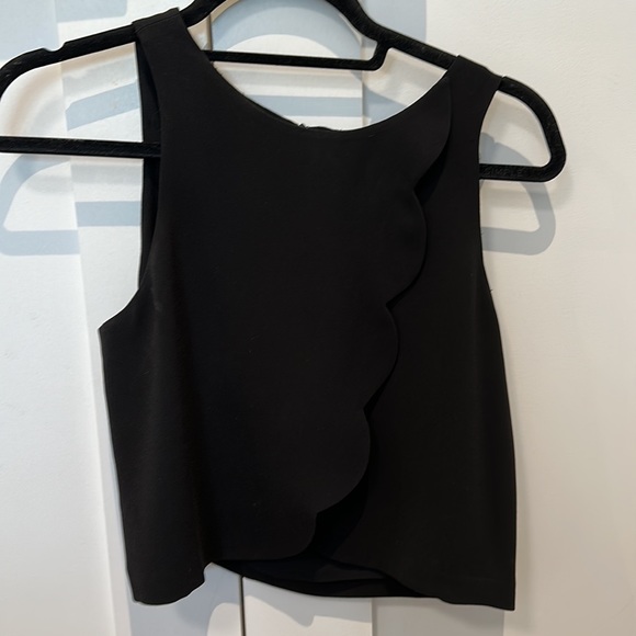 Black cropped, scalloped top - Picture 3 of 6